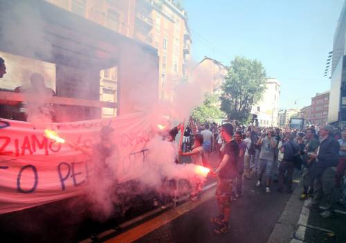 Primo maggio, vendetta dei no global a Milano 
Acciaio fuso nelle serrature dei negozi aperti