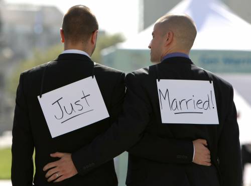 Gay pizzicati al Colosseo, non era solo un bacio 
I due ragazzi condannati a due mesi di carcere