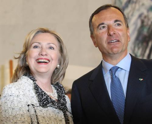 Libia, Clinton a Roma: "Piena intesa con Italia" 
Frattini rilancia: piano Marshall per ricostruire