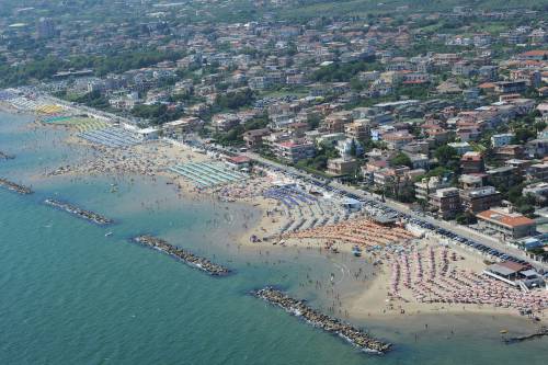 Via libera al dl sviluppo, Tremonti: primo passo 
Spiagge a privati per 90 anni: protesta dei verdi