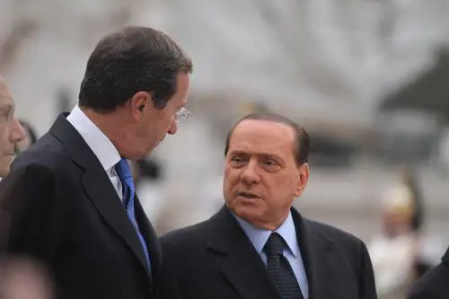 Il Cav: "Sollevato dall'addio di Fini" 
E il leader Fli: "Ossessionato da me"