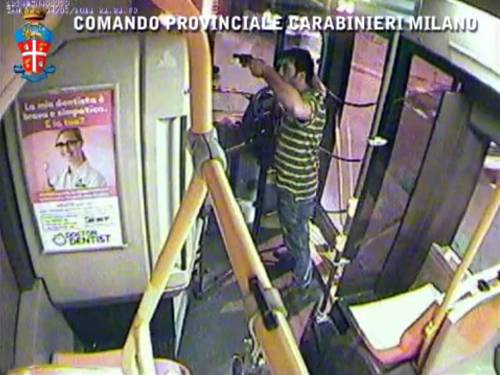 Milano, con la pistola prova a dirottare il bus 
Aveva litigato con la fidanzata: guarda il video