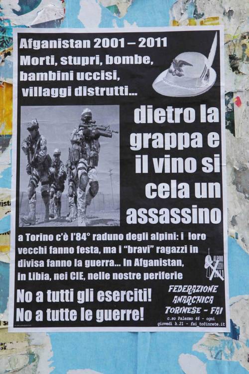 Torino, manifesti anarchici contro gli alpini: 
"Dietro la grappa e il vino c'è un assassino"