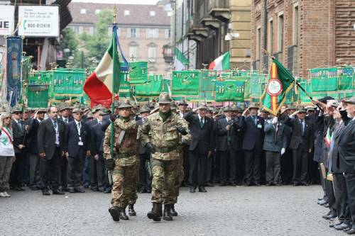 Mezzo milione di alpini "invade" Torino  
Ma tutti quanti vanno pazzi per le alpine