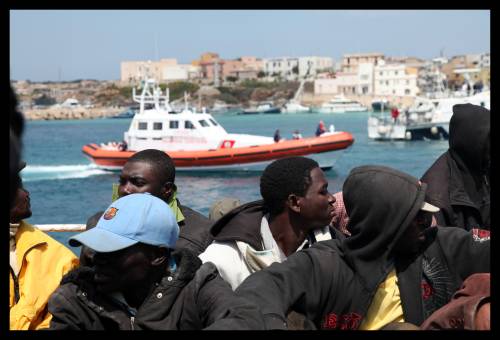 Un barcone con 600 immigrati naufraga in Libia 
Altri 2000 clandestini arrivati a Lampedusa