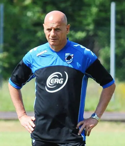 I tifosi danno la carica alla squadra, ma la Sud non è piena