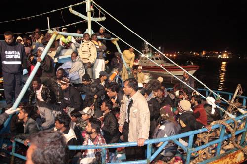 Lampedusa al collasso: 1300 sbarchi 
Nella notte tragedia sfiorata in mare