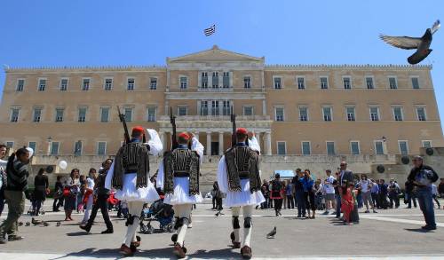 Nuova tegola sulla Grecia, S&P taglia il rating 
Ma il governo: "Declassamento ingiustificato"