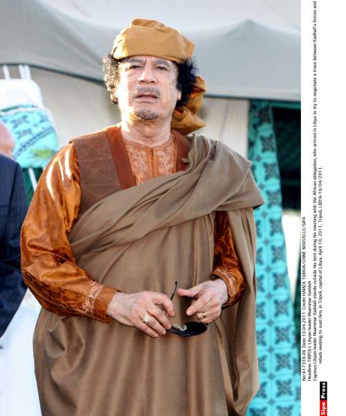 Gheddafi, i ribelli libici: "E' fuggito nel deserto"
 
E il vescovo di Tripoli conferma: "Il raìs è vivo"