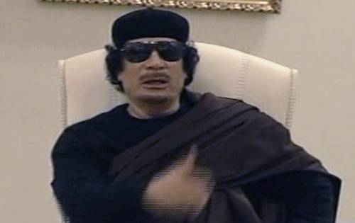 Libia, Gheddafi appare alla tv di Stato: ma è lui? 
Ucciso un cittadino francese, fermati altri quattro 