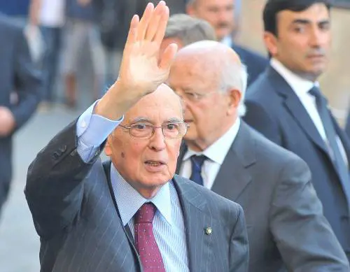 Napolitano "striglia" i parlamentari sull'etica: 
In Gran Bretagna dimissioni dopo uno scandalo