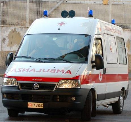 A1, si ribalta un autobus: 2 passeggeri gravi 
Pullman giù da una scarpata in Sicilia: 16 feriti