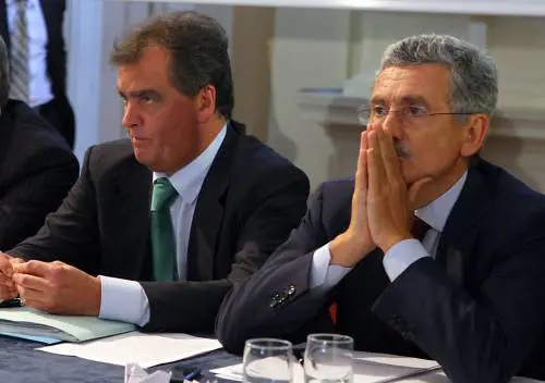 Quel tira e molla con la Lega di una minoranza schizofrenica