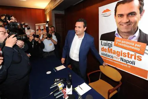 Il terremoto partenopeo 
De Magistris sorpassa 
il candidato democratico