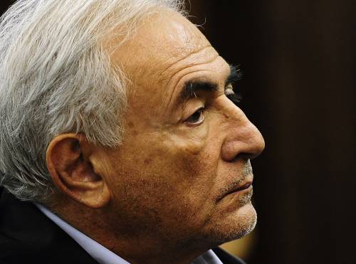 Anche Parigi adesso molla Strauss-Kahn 
E le ministre dell'Ecofin chiedono le dimissioni