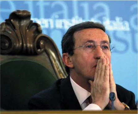 E adesso Fini sprofonda nel ridicolo: 
"Fli alle elezioni? Non è andato male"