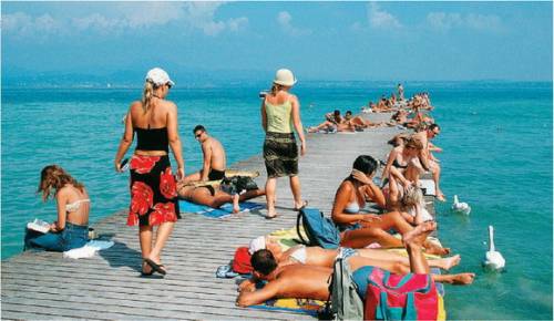 Con le bandiere blu, i cani, il pallone e i giochi 
adesso il Garda si riprende i turisti tedeschi