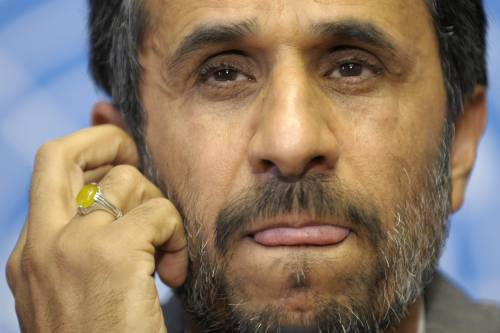 Iran, Ahmadinejad in visita: esplode raffineria 
Il presidente illeso va in tv: "Obama come Bush"