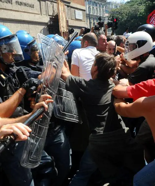 La rabbia degli operai: scontri e feriti