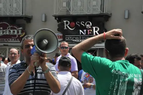 Ecco le false promesse 
di una politica chic