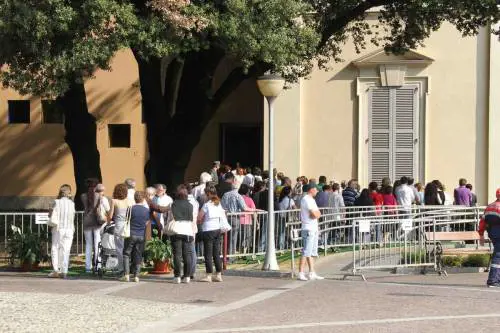 Yara, centinaia di persone alla camera ardente 
Il parroco: killer non eviteranno giustizia divina