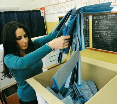 Urne aperte: caccia ai 50mila indecisi