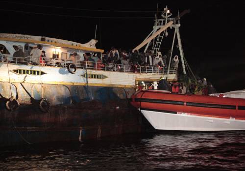 Immigrazione Maroni contro Malta: 
"Non soccorrono i barconi in avaria"