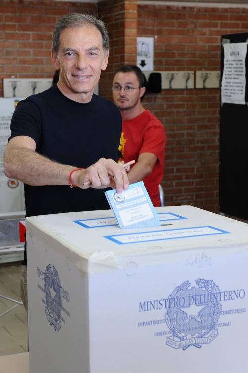 Tra Lettieri e De Magistris è scontro a distanza nei seggi