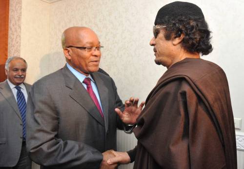 Gheddafi incontra Zuma: "Pronto a trattare" 
Ma il rais è deciso "a non lasciare il suo Paese"
