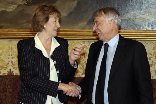 Letizia Moratti fa il trasloco
e si commuove 
Pisapia a Palazzo Marino: "Giunta in 15 giorni"