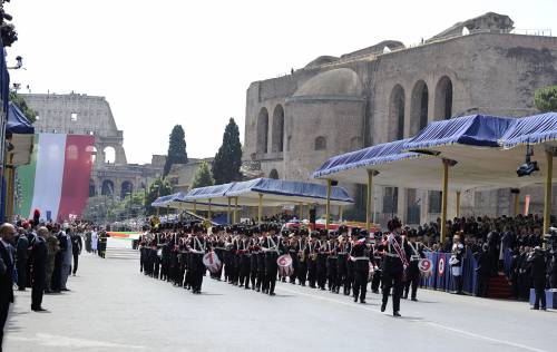 Celebrazioni del 2 giugno 
Napolitano: "Difficoltà 
ma l'Italia merita fiducia"