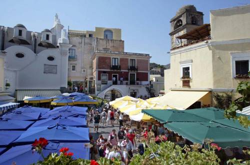 Il mito di Capri frana sotto i piedi dei turisti:  
via Krupp, il sentiero d’amore al passo d’addio