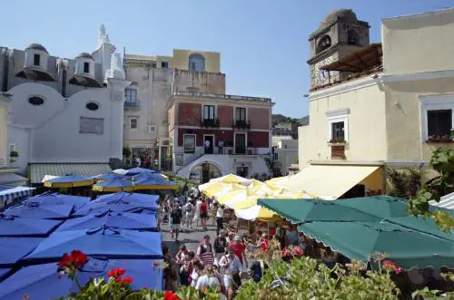 Il mito di Capri frana sotto i piedi dei turisti:  
via Krupp, il sentiero d’amore al passo d’addio