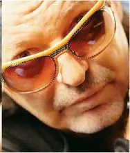 Vasco tra laser e auto che volano  
fa un comizio rock'n'roll