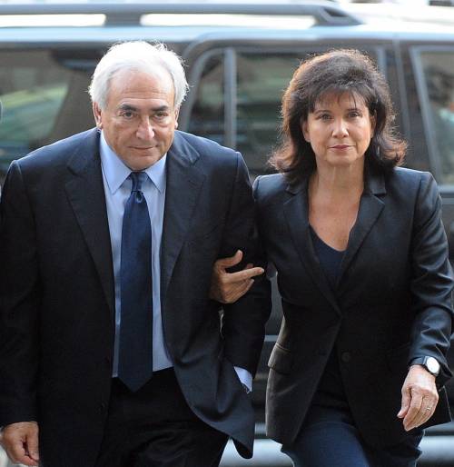 Strauss-Kahn va in tribunale con la moglie 
Di fronte alle accuse si dichiara "non colpevole"