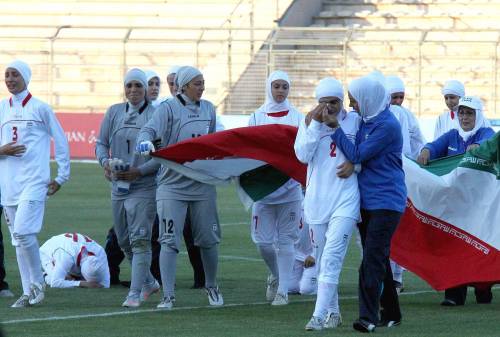 Quel pianto disperato delle calciatrici iraniane 
Volevano giocare con il velo: sconfitte a tavolino