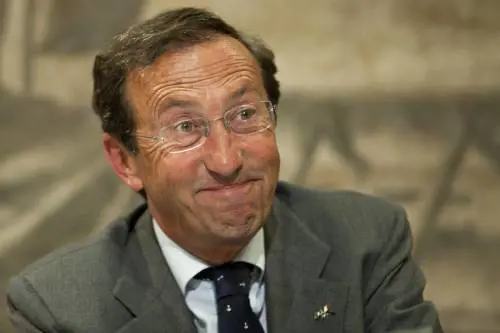 Ora Fini tira la volata alla sinistra: 
"Guai a non votare il referendum"
