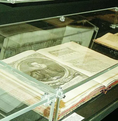 La Regione si compra libri di pizzi e merletti