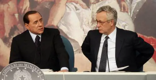 Riforma fiscale, disputa tra premier e Tremonti 
Il superministro fugge da Napolitano sul Colle