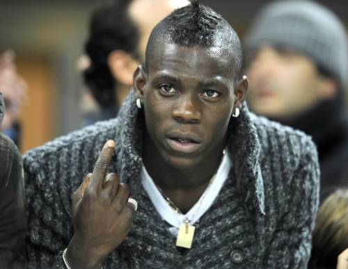 Corre in auto a Milano: 
-10 punti dalla patente 
Maxi multa per Balotelli