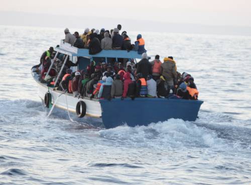 Allarme immigrazione, ecco la svolta di Maroni: 
blocco navale della Nato sui barconi dalla Libia