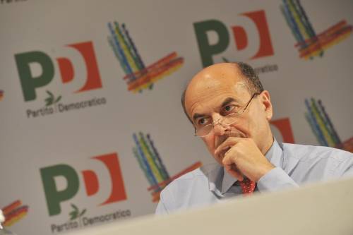 Bersani e finiani litigano 
per corteggiare Bossi: 
"E' ora che lasci Silvio"