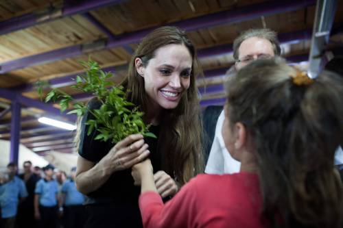 Immigrati, Angelina Jolie sbarca a Lampedusa: 
"Ringrazio l'Italia per non aver chiuso i confini"