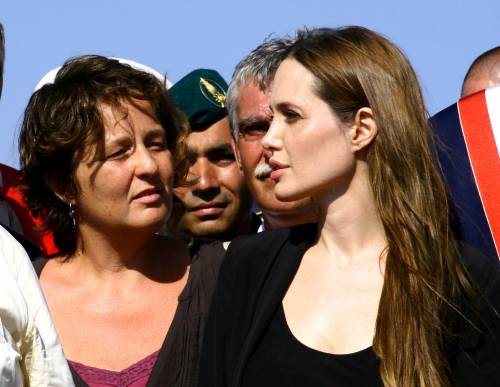La sceneggiata di Angelina  
Visita lampo a Lampedusa 
tra sorrisi e tante banalità