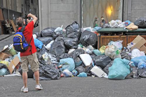 A Napoli ancora roghi e promesse per i rifiuti