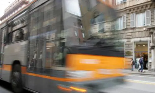 La rivolta degli utenti colpisce i controllori: lasciati fuori dal bus