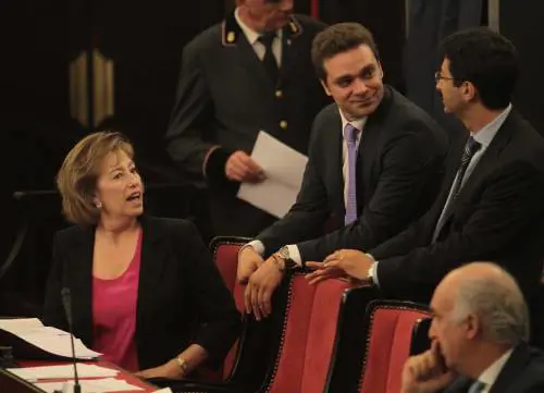 Letizia tira fuori le unghie: «Vogliono alzare le tariffe»