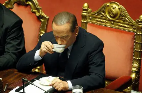 Il Cav: "La crisi ora? Una sciagura" 
E la maggioranza vola a quota 317