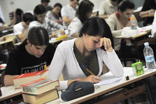 Maturità, la prima prova 
per 500mila studenti 
da Ungaretti a Warhol