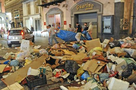 Napoli, doppia monnezza 
Sindaco e magistrati  
sepolti dalla spazzatura